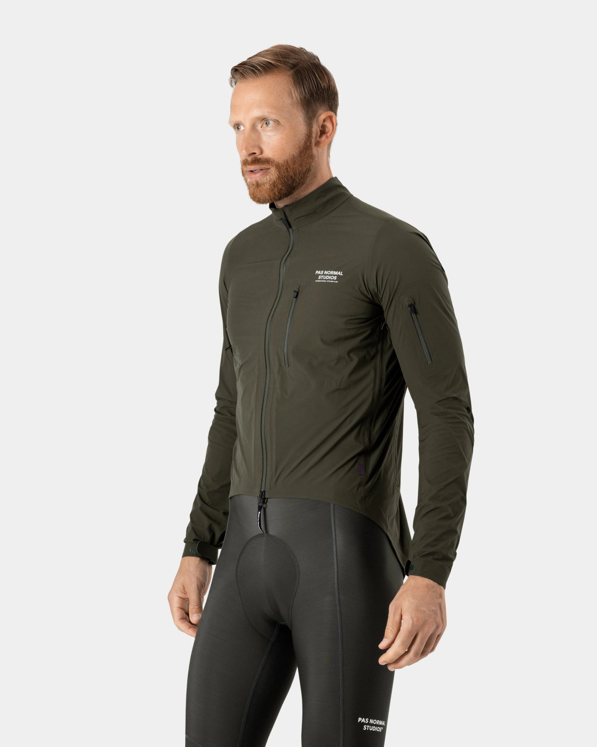 Chaqueta PNS Essential Shield en Olive, en uso, vista frontal #Color_Olive