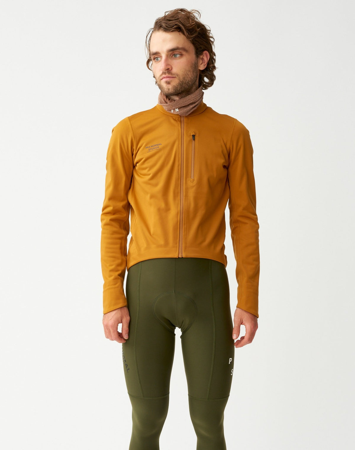 Chaqueta PNS Essential Thermal en Burned Orange, en uso, vista frontal #Color_Burned Orange