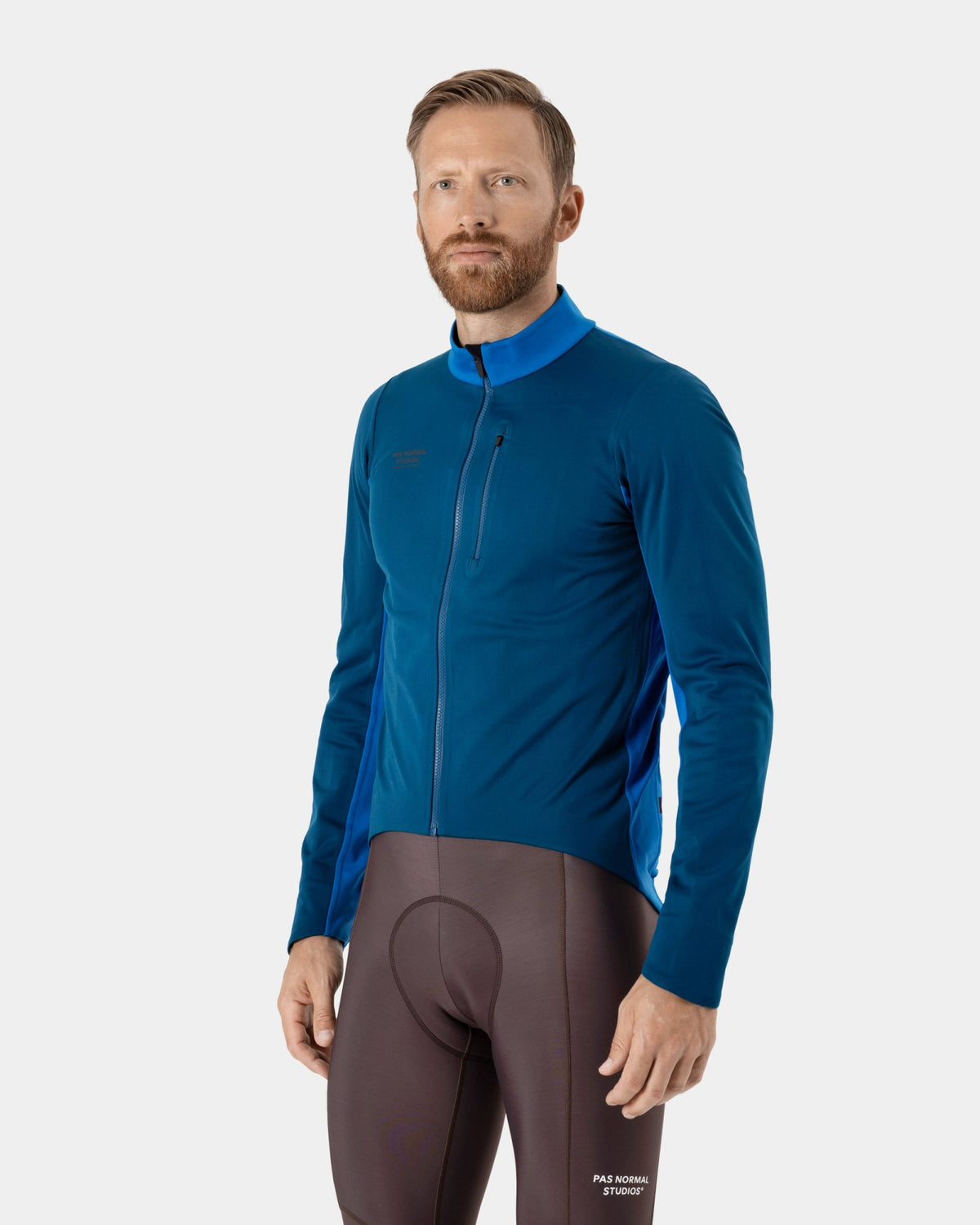 Chaqueta PNS Essential Thermal en Dark Blue, en uso, vista frontal #Color_Dark Blue