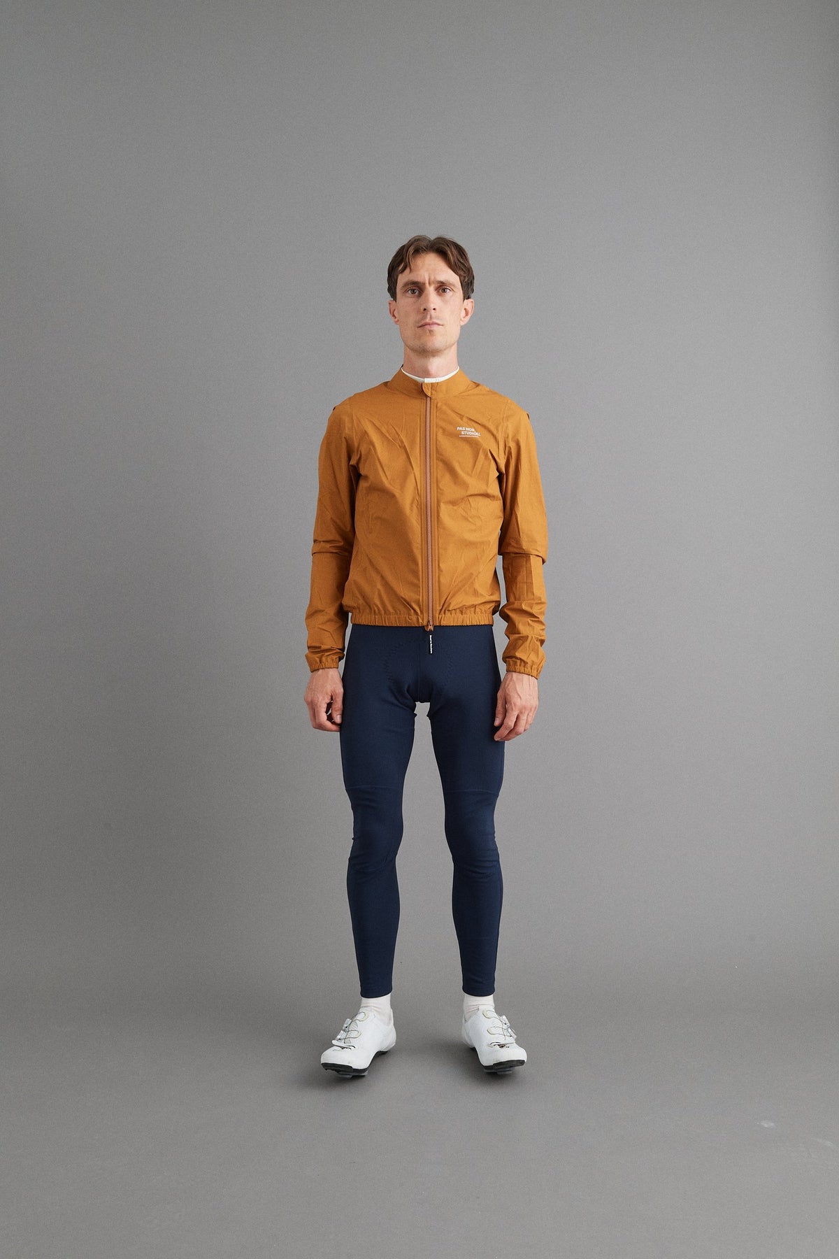 Chaqueta PNS Mechanism Pertex Rain en Burned Orange, en uso, vista frontal #Color_Burned Orange