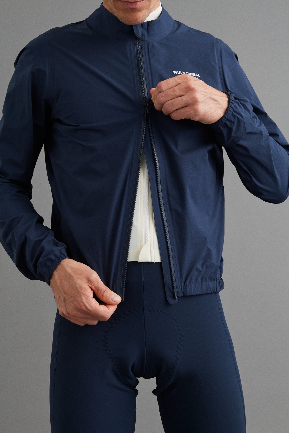 Chaqueta PNS Mechanism Pertex Rain en Navy, en uso, detalle #Color_Navy