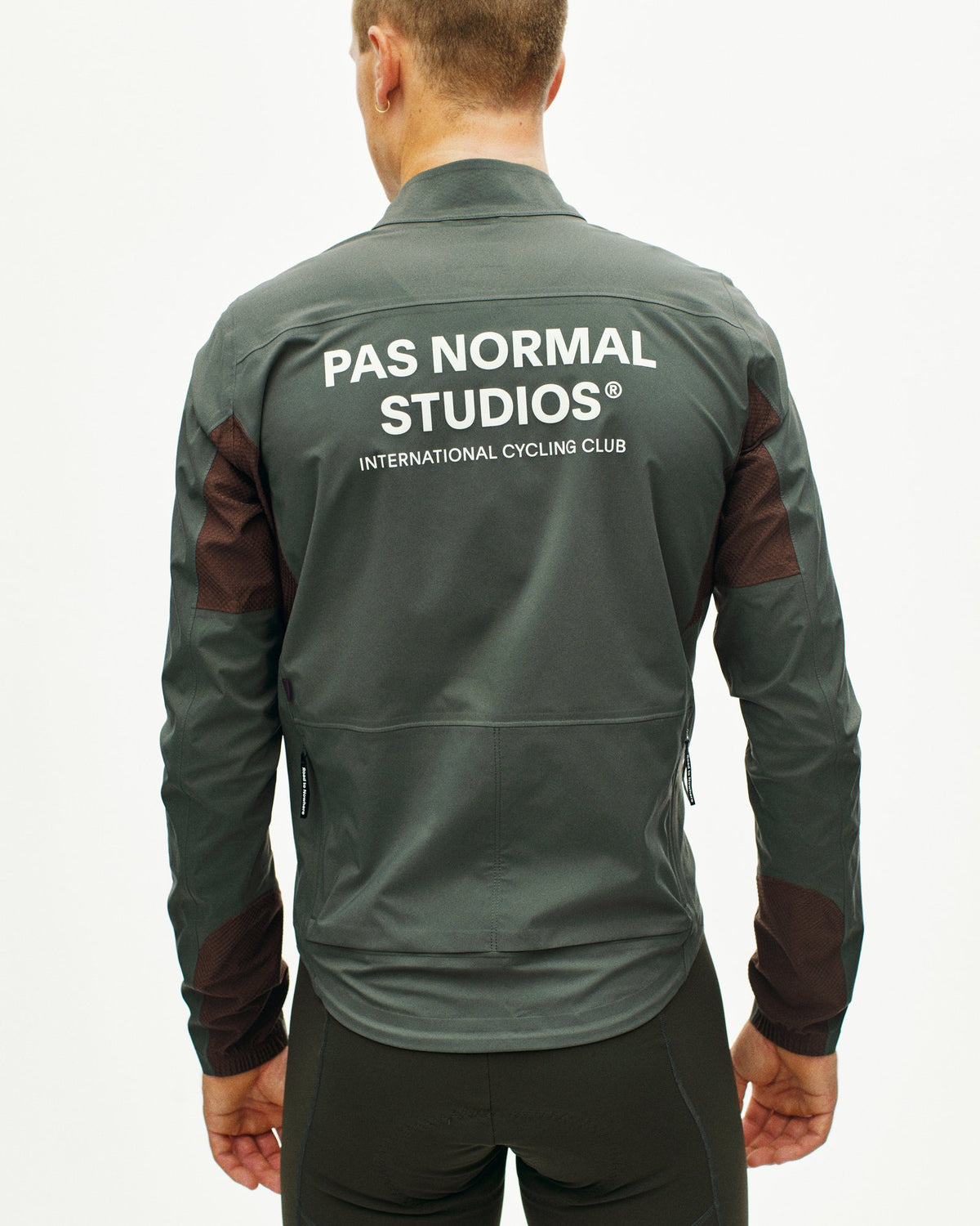 Chaqueta PNS Mechanism Shell en Dark Grey, en uso, vista trasera #Color_Dark Grey