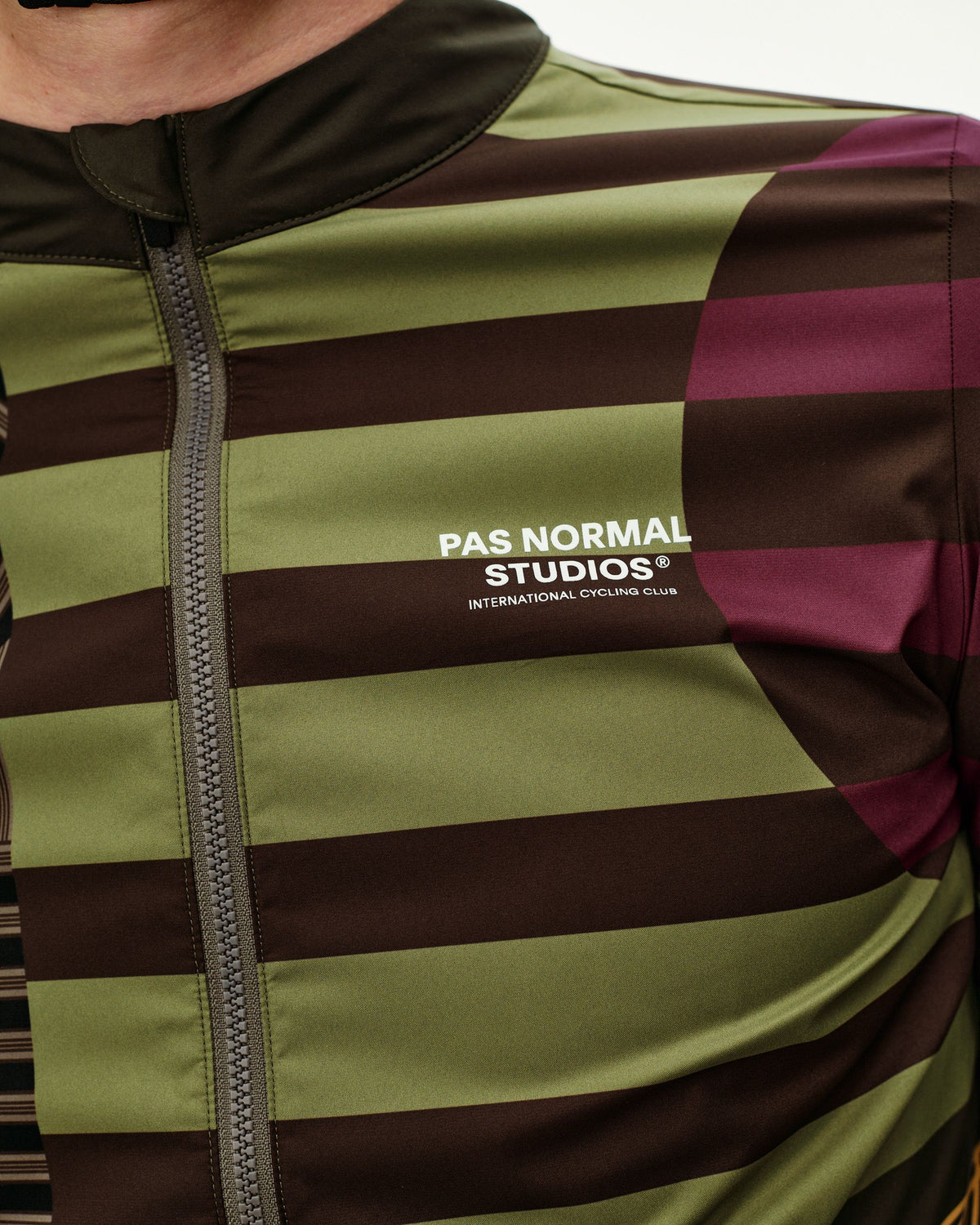 Chaqueta Pas Normal Studios Mechanism Stow Away AOP International Green, vista 7 #Color_AOP International Green