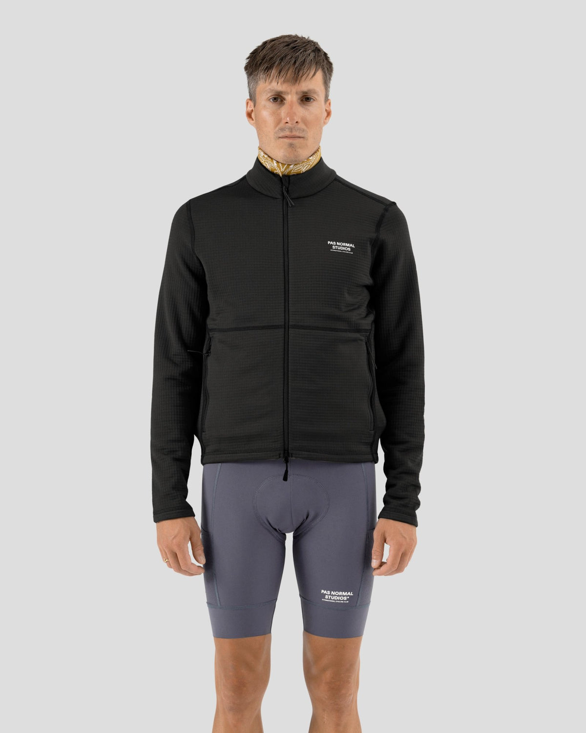 Chaqueta de forro polar Pas Normal Studios Escapism Performance Fleece en Black, sobre modelo #Color_Black