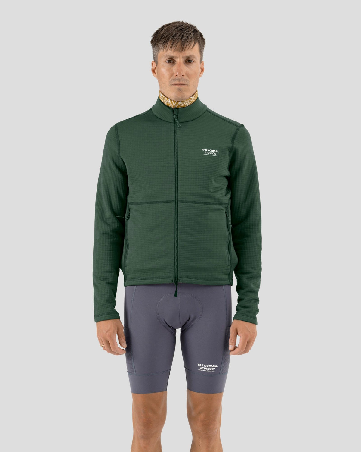 Chaqueta de forro polar Pas Normal Studios Escapism Performance Fleece en Petroleum, sobre modelo #Color_Petroleum