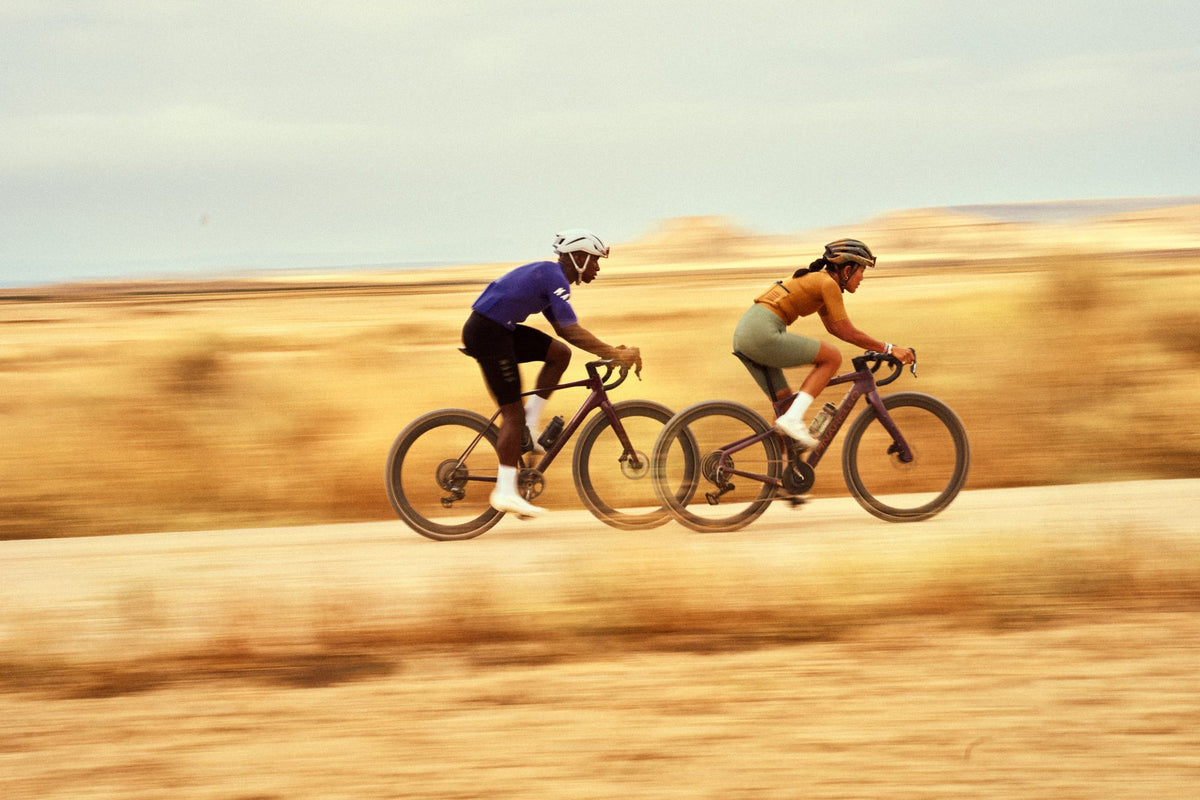 Dos ciclistas de gravel rodando con el COROS DURA 2 Solar