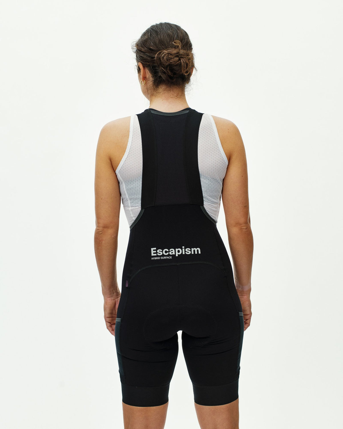 Culotte Corto Mujer PNS Escapism Cargo en Black, sobre modelo de espaldas #Color_Black