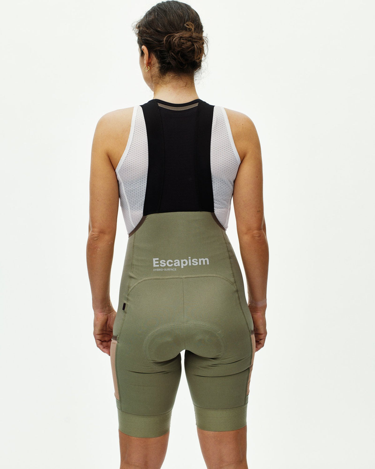Culotte Corto Mujer PNS Escapism Cargo en Light Olive, sobre modelo de espaldas #Color_Light Olive