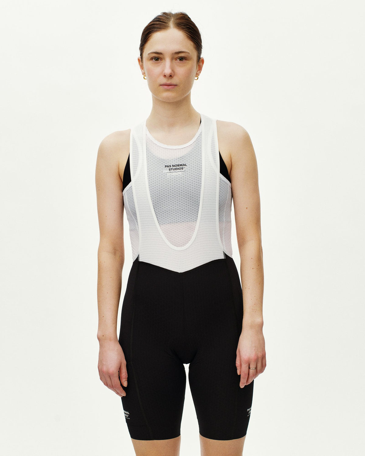 Culotte Corto Mujer PNS Essential Light Cargo en Black, sobre modelo de frente #Color_Black