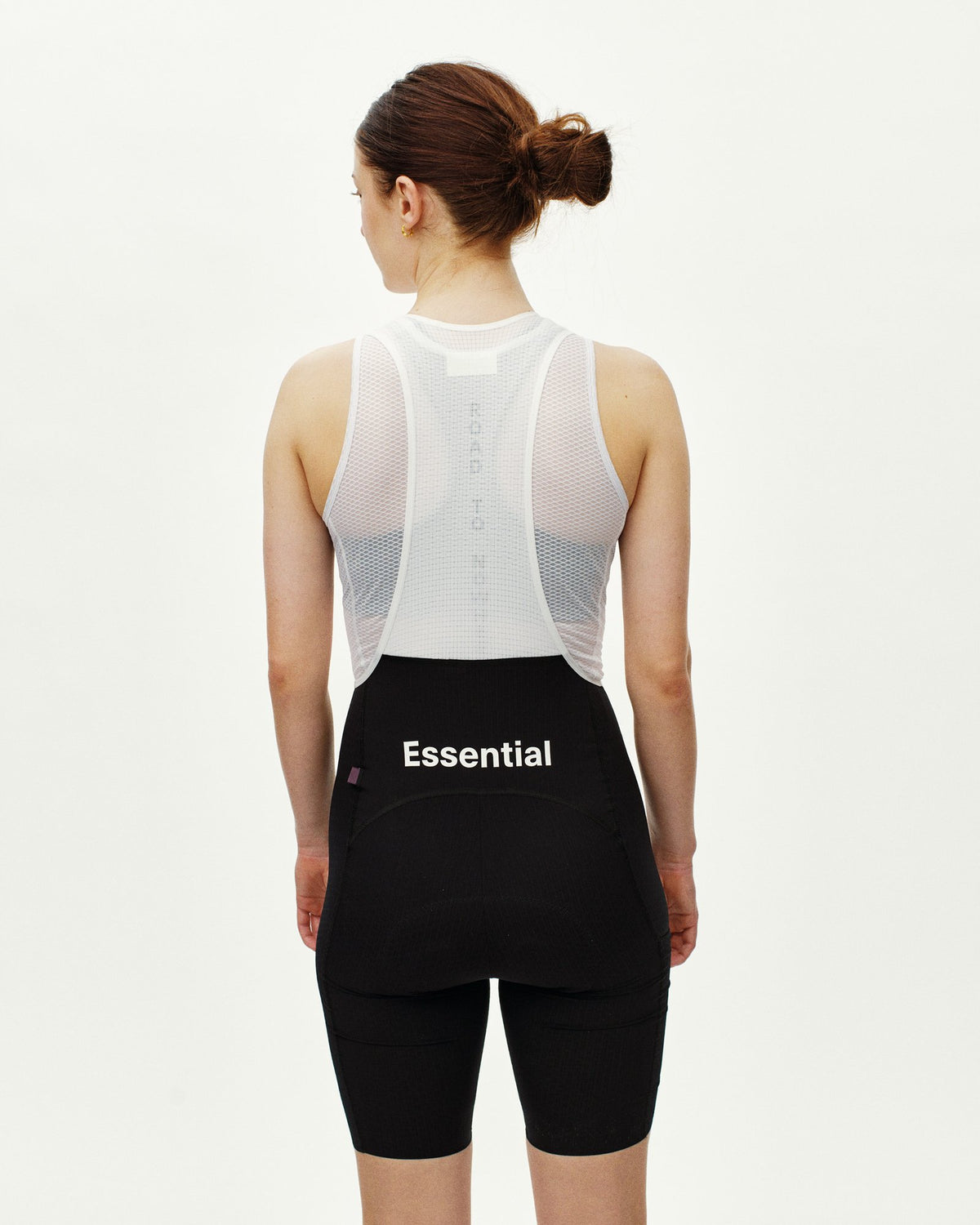 Culotte Corto Mujer PNS Essential Light Cargo en Black, sobre modelo de espaldas #Color_Black