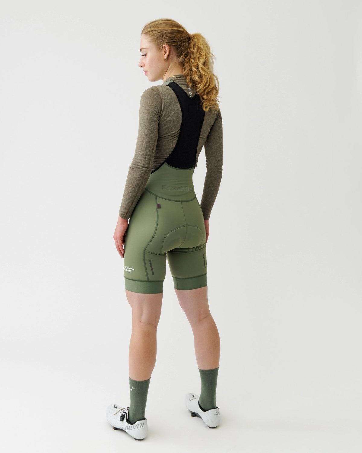 Culotte Corto Mujer PNS Essential Thermal en Dark Celeste, sobre modelo de espaldas #Color_Dark Celeste