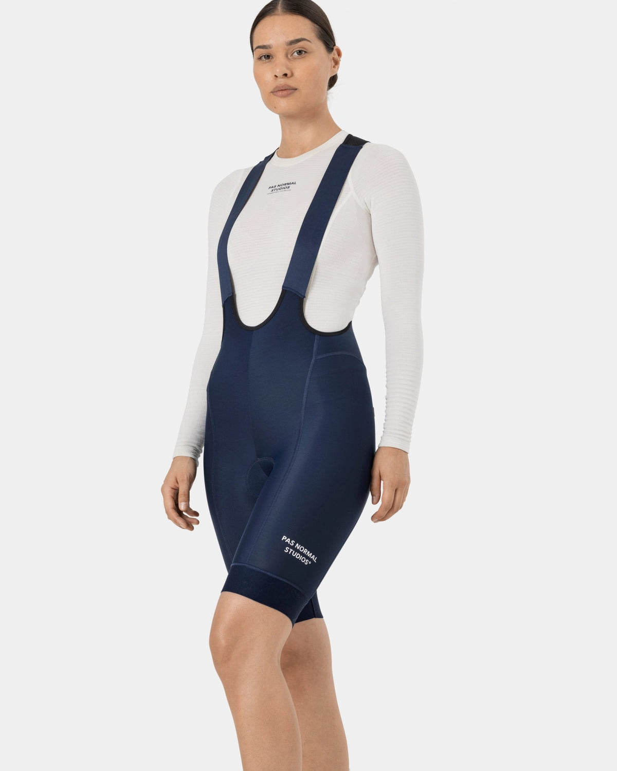 Culotte Corto Mujer PNS Essential Thermal en Navy, sobre modelo de frente #Color_Navy