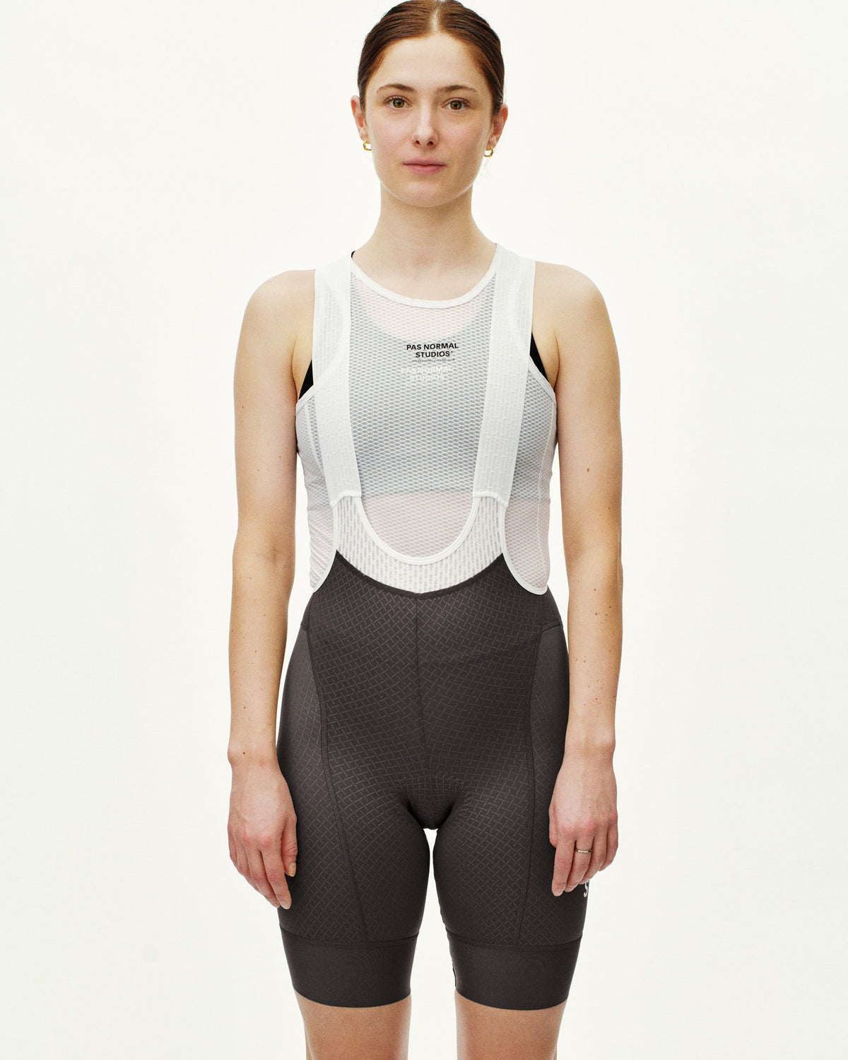 Culotte Corto Mujer PNS Mechanism en Dark Grey, sobre modelo de frente #Color_Dark Grey