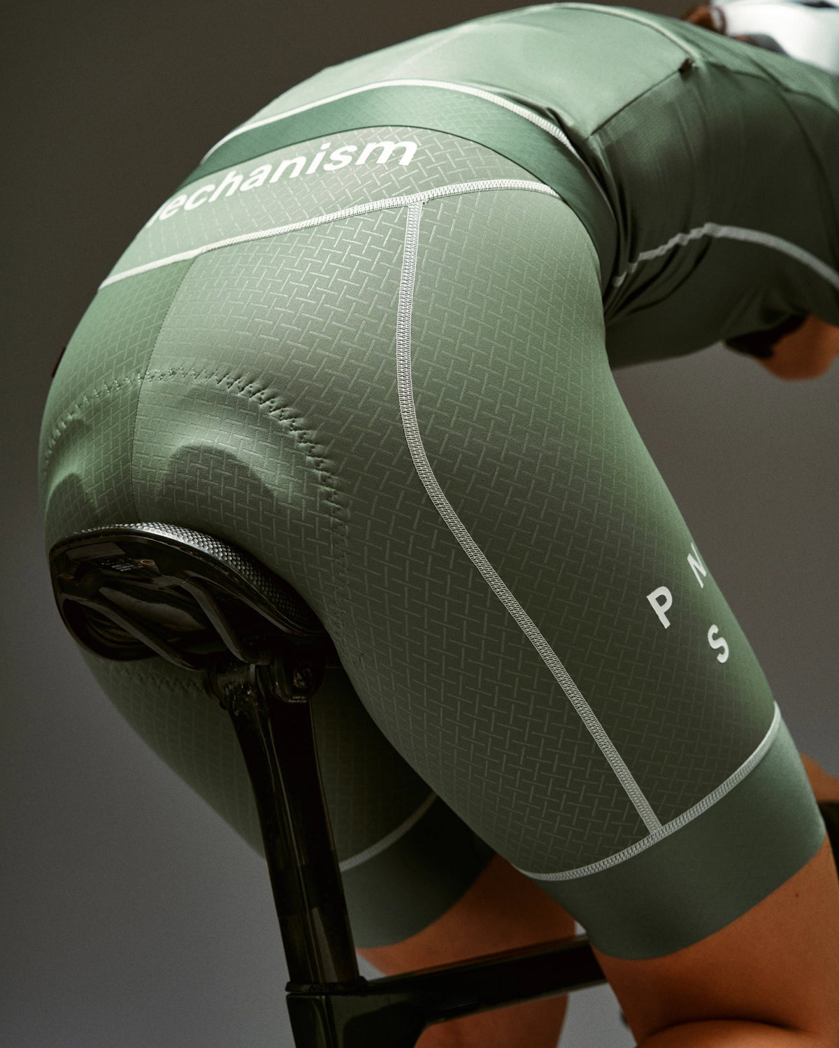 Culotte Corto Mujer PNS Mechanism en Khaki Green, detalle del tejido sobre modelo #Color_Khaki Green