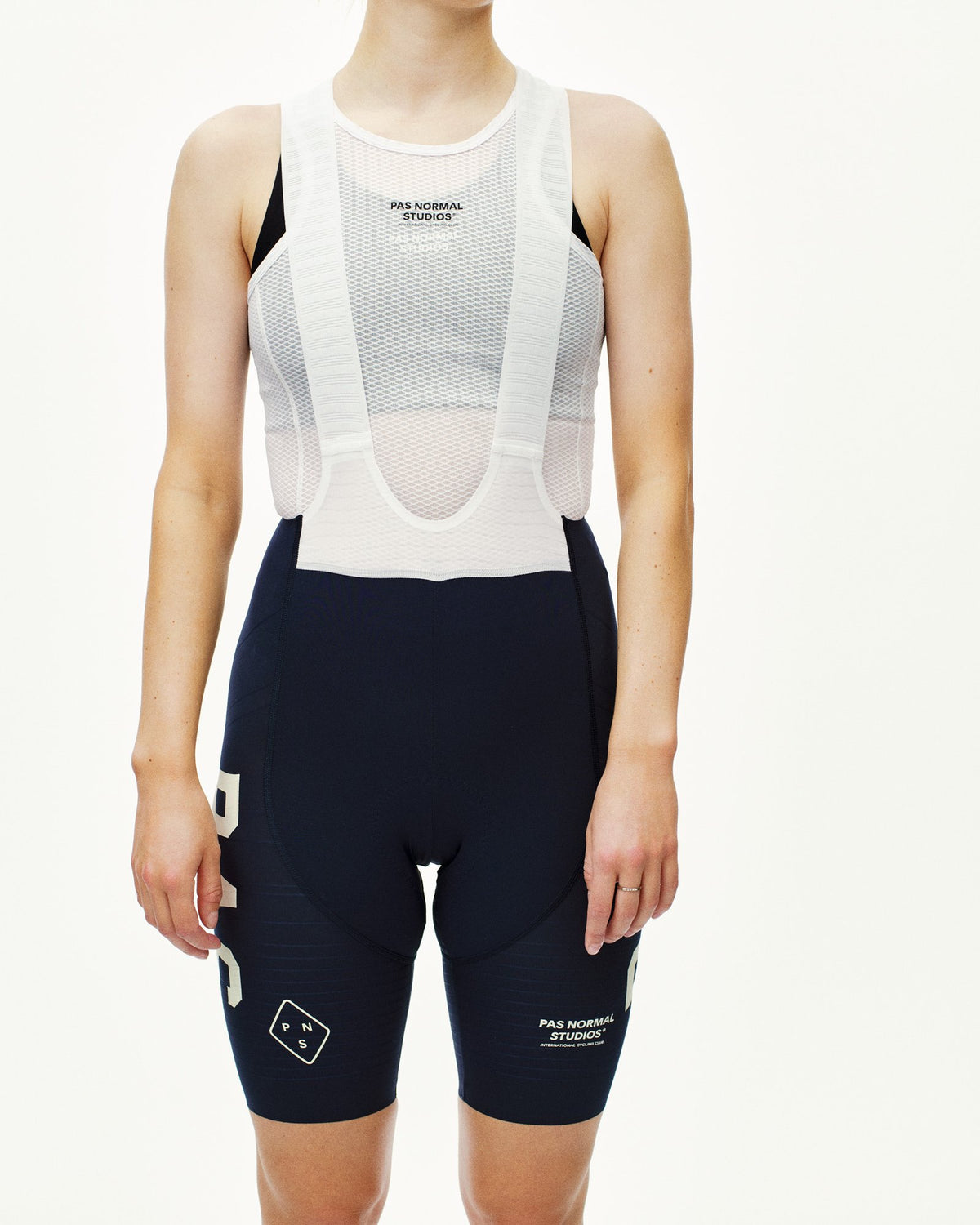 Culotte corto de mujer Pas Normal Studios PAS Mechanism Pro en Navy, sobre modelo #Color_Navy