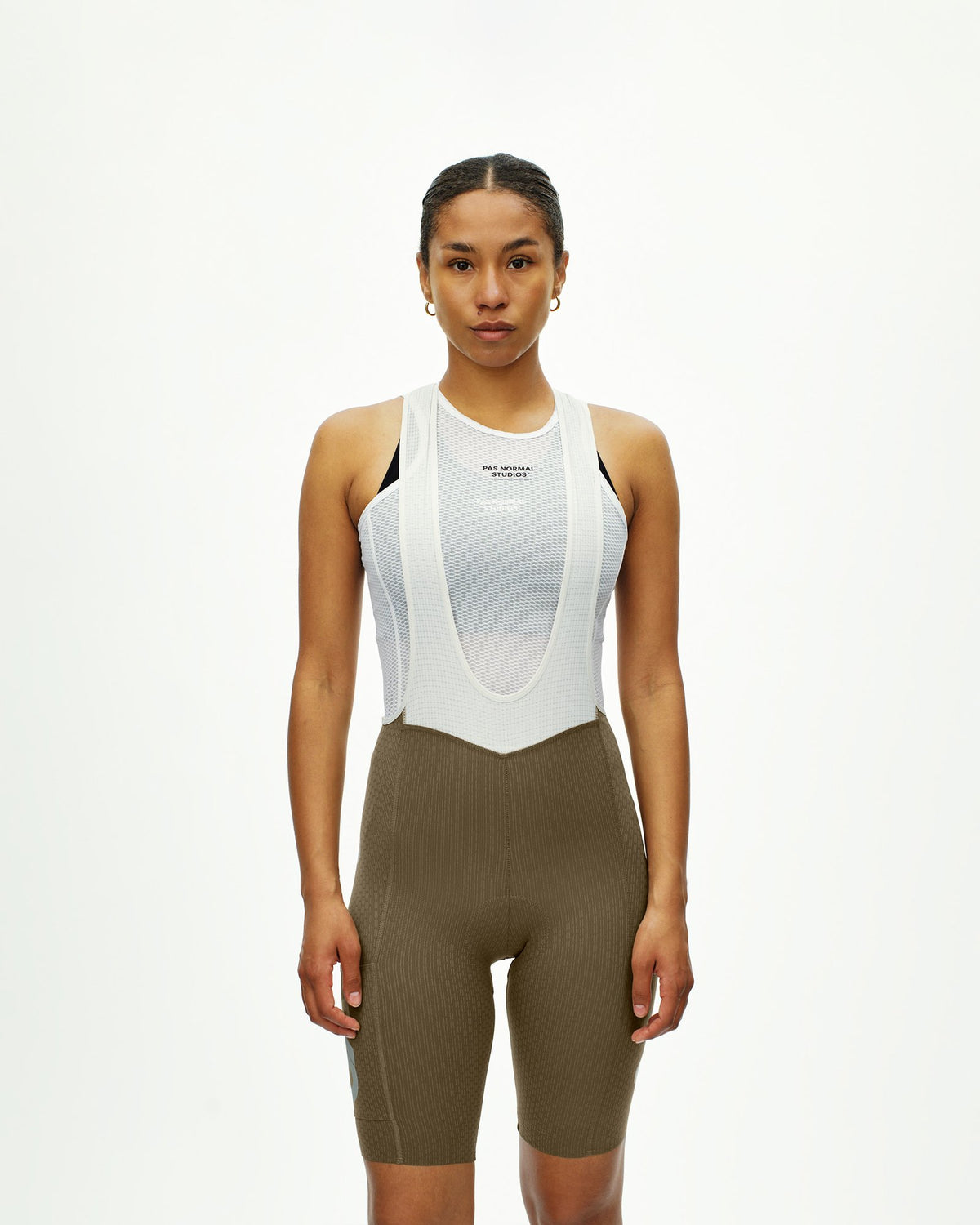 Culotte corto cargo de mujer Pas Normal Studios T.K.O. Essential Light en Dark Stone, sobre modelo #Color_Dark Stone