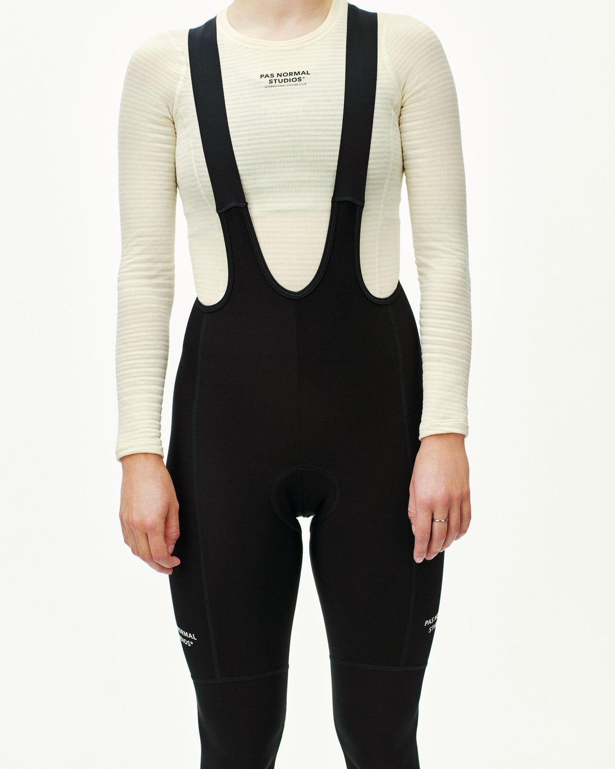 Culotte Largo Mujer PNS Essential Thermal en Black, sobre modelo de frente #Color_Black