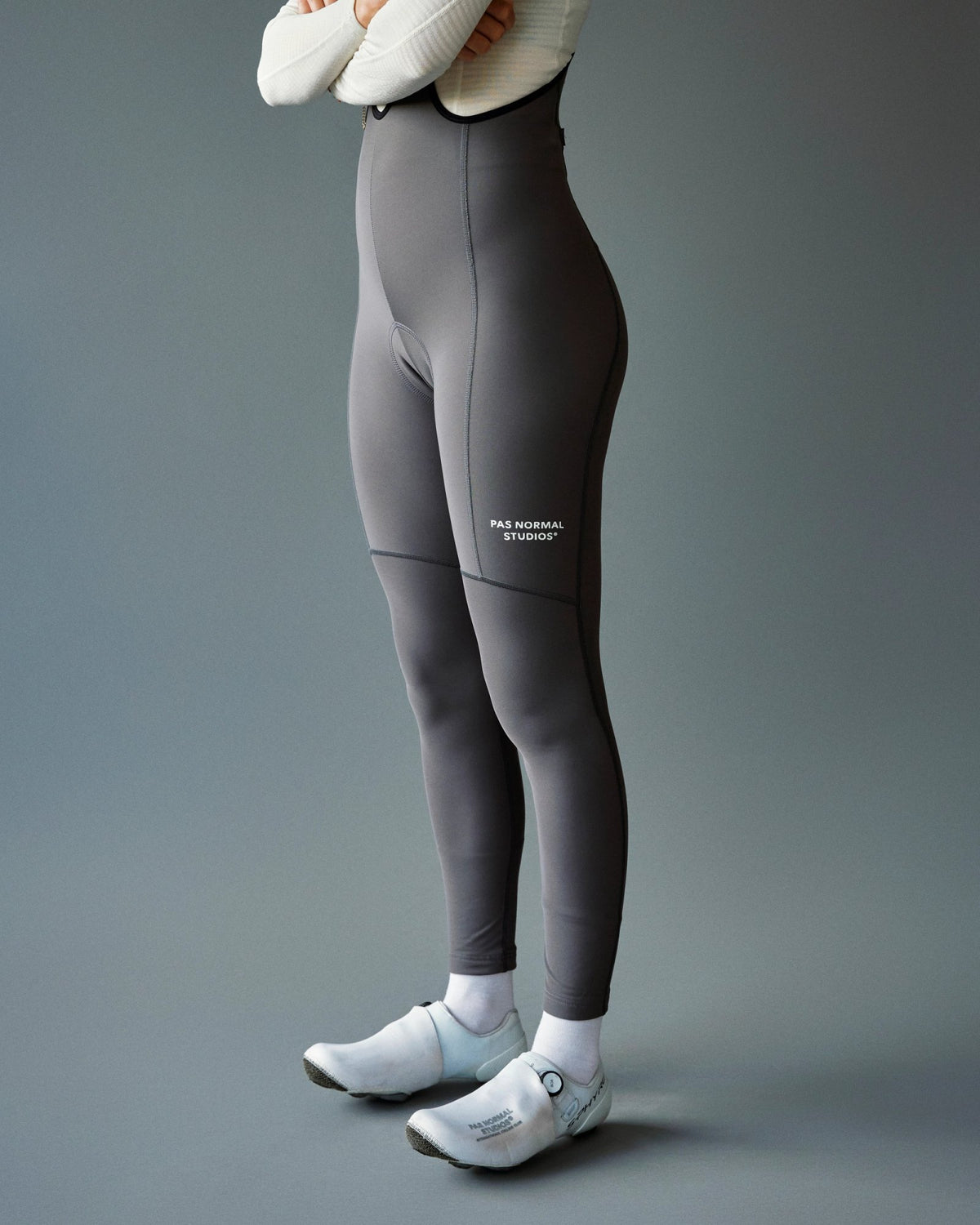 Culotte Largo Mujer PNS Essential Thermal en Stone Grey, sobre modelo de espaldas #Color_Stone Grey