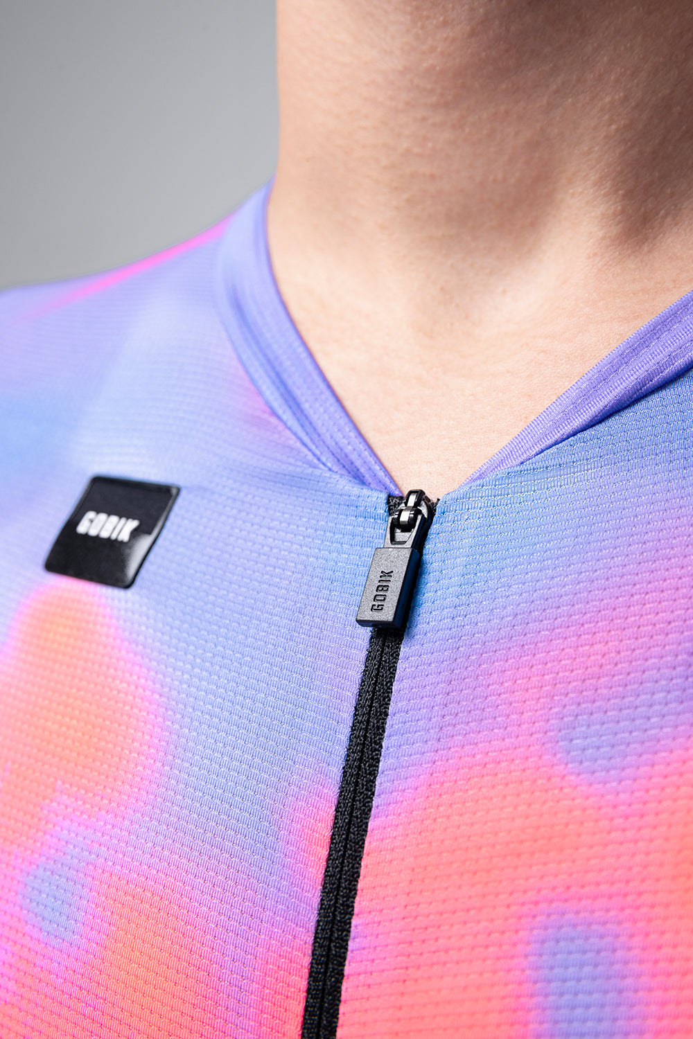 Mono Gobik Madison en Blue Jay, detalle del cuello y la cremallera #Color_Blue Jay