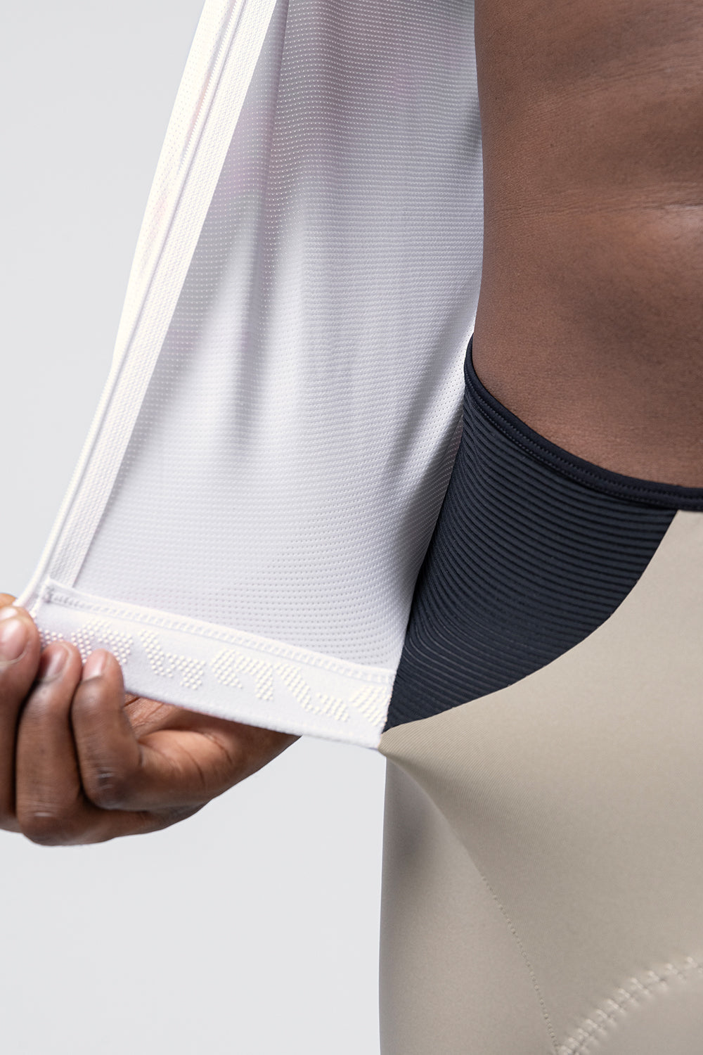 Mono Gobik Madison en Crisp, detalle del cuello y la cremallera #Color_Crisp