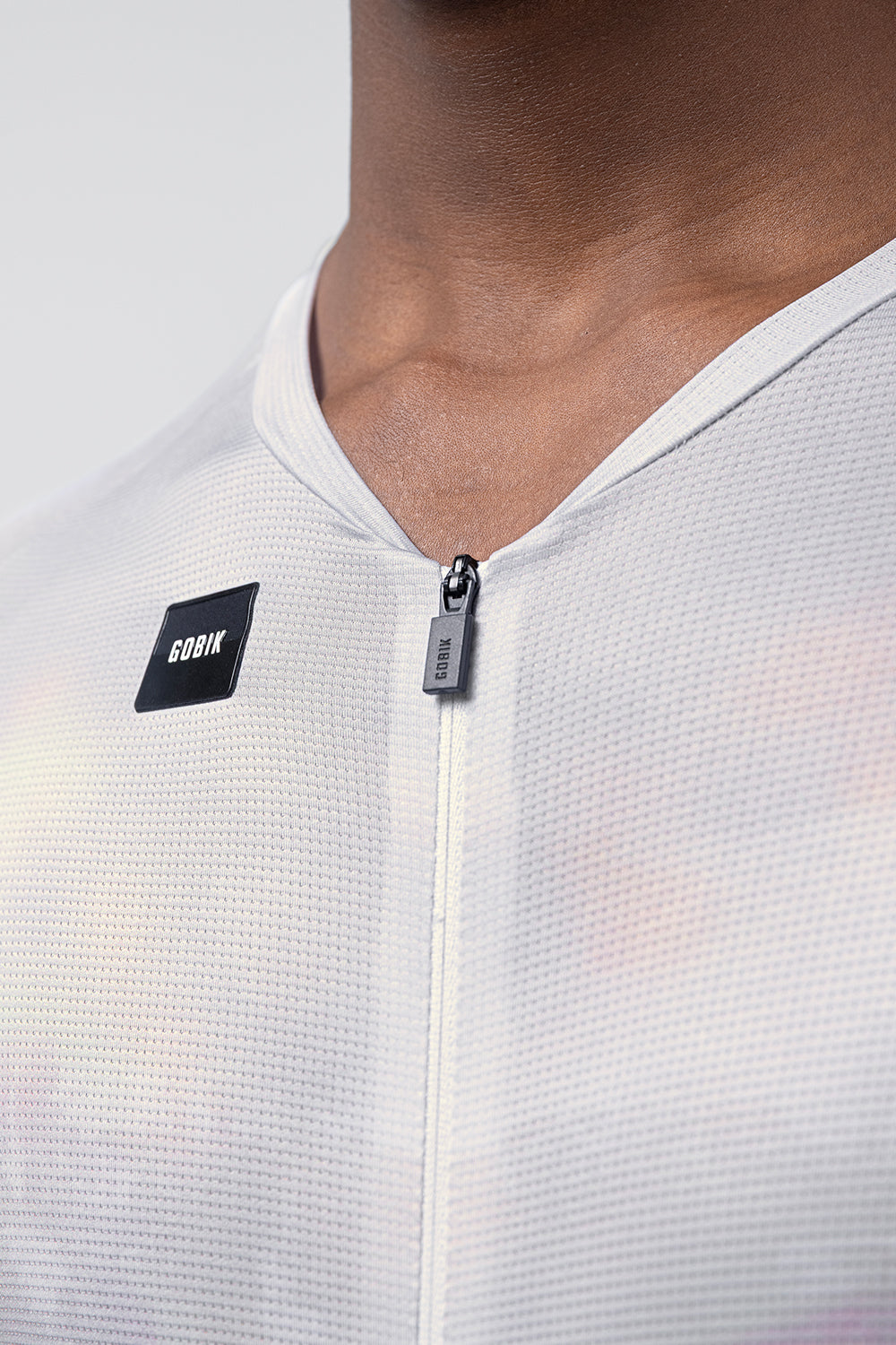 Mono Gobik Madison en Crisp, vista lateral sobre el modelo #Color_Crisp