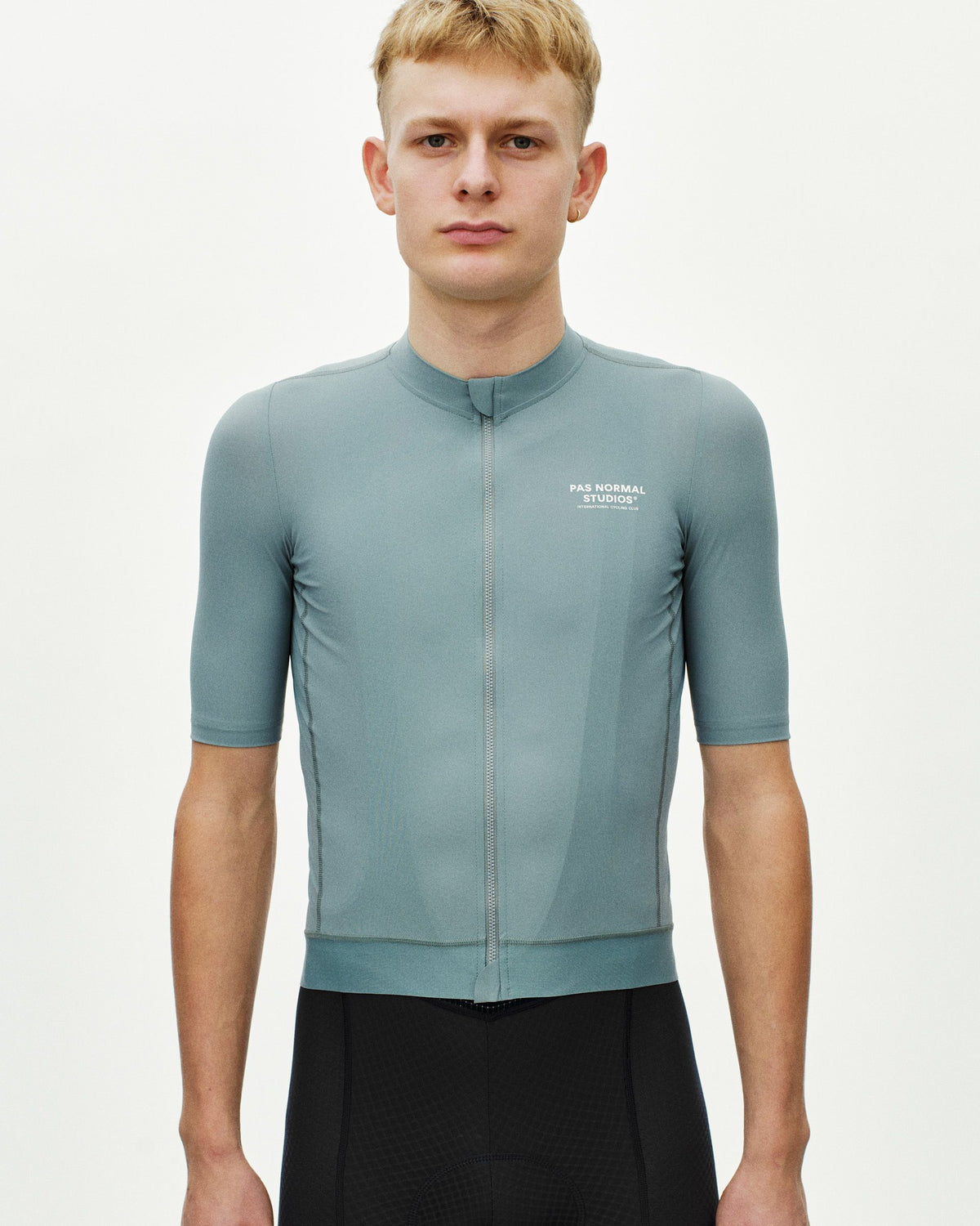 Maillot Corto Pas Normal Studios Essential en Calcite Blue, vista frontal sobre ciclista #Color_Calcite Blue
