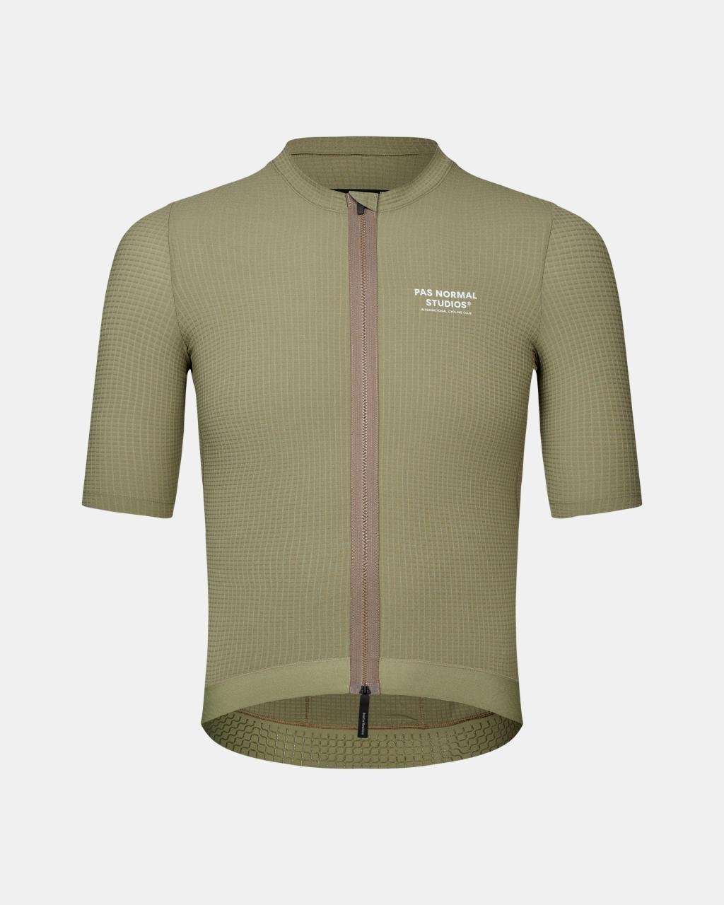 Maillot Corto Pas Normal Studios Escapism en Light Olive, producto plano sobre fondo #Color_Light Olive