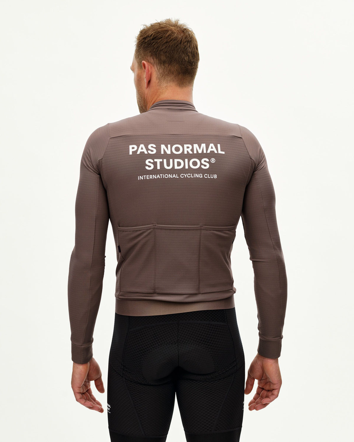 Maillot Largo Pas Normal Studios Essential en Dusty Plum, vista trasera sobre ciclista #Color_Dusty Plum