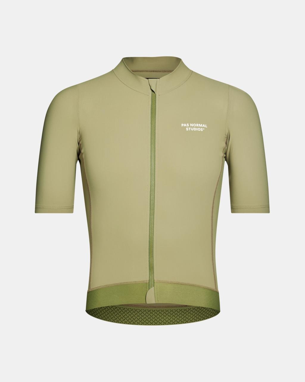 Maillot Corto Pas Normal Studios Essential en Light Olive, producto plano sobre fondo #Color_Light Olive
