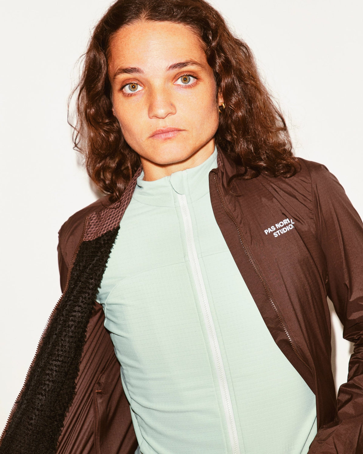 Chaqueta Essential Insulated mujer Light Brown, vista en modelo #Color_Light Brown