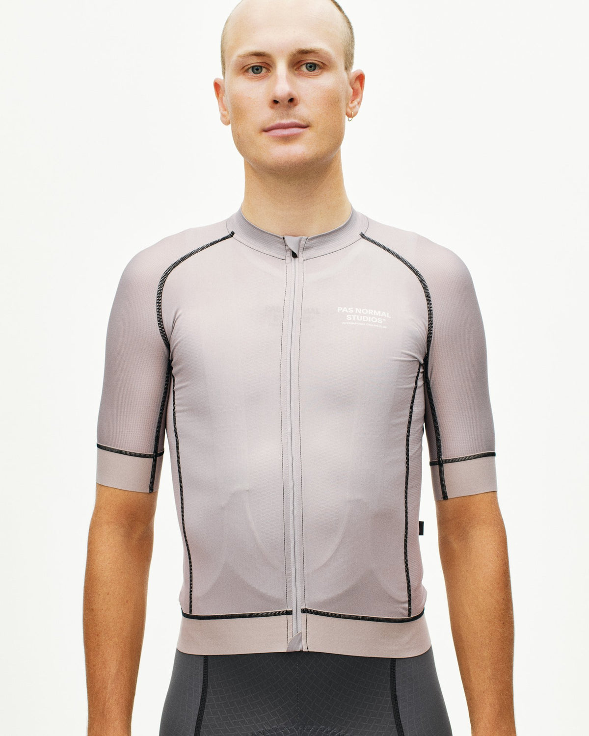 Maillot Corto Pas Normal Studios Mechanism en Haze, vista frontal sobre ciclista #Color_Haze