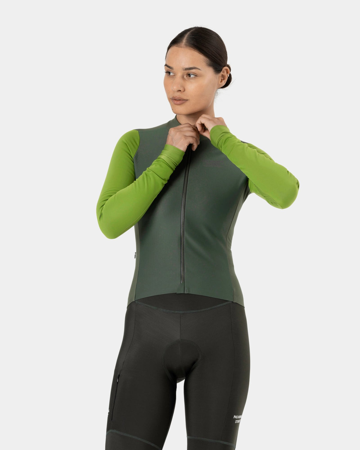 Maillot Mujer Pas Normal Studios Mechanism Thermal en Ivy Green, sobre ciclista #Color_Ivy Green