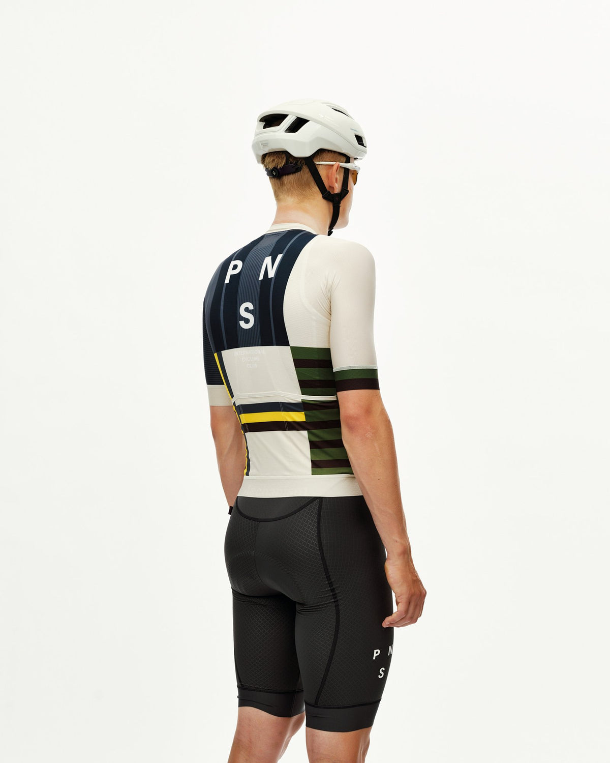 Maillot Corto Pas Normal Studios Mechanism en AOP International Sand, vista trasera sobre ciclista #Color_AOP International Sand