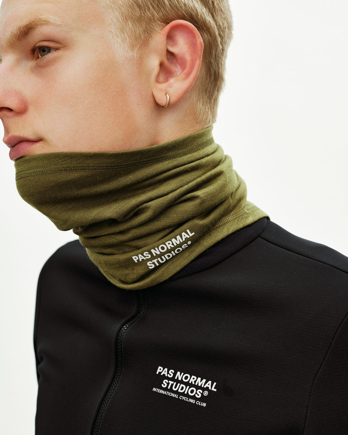 Logo Merino Necktube Khaki Green en perfil #Color_Khaki Green