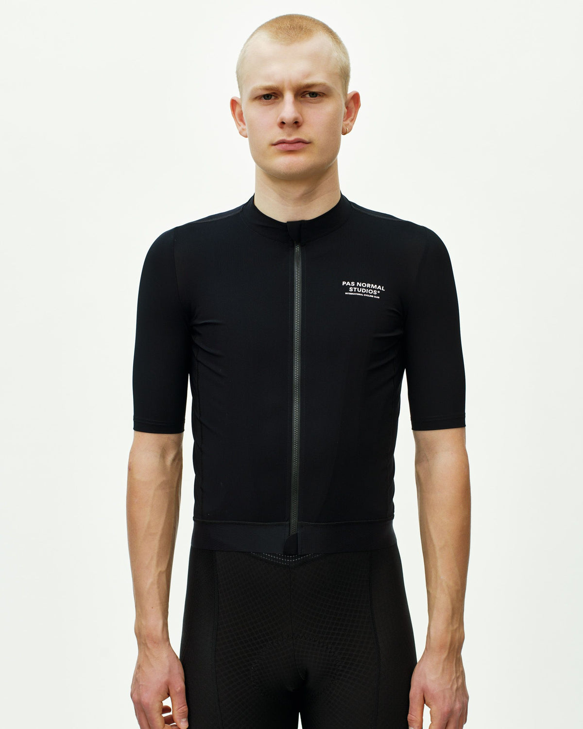 Maillot Corto Pas Normal Studios Essential en Black, vista frontal sobre ciclista #Color_Black