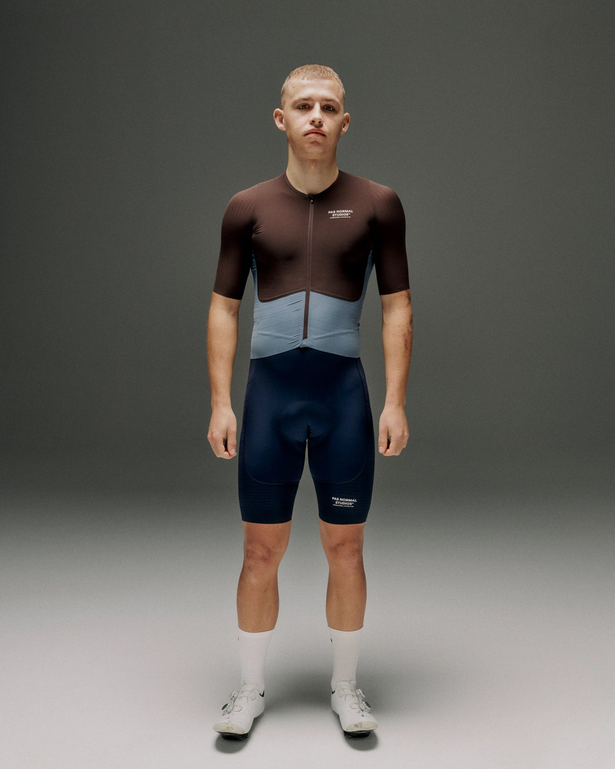 Maillot Pas Normal Studios Mechanism Pro en Dark Red / Matt Blue, sobre la bici #Color_Dark Red / Matt Blue