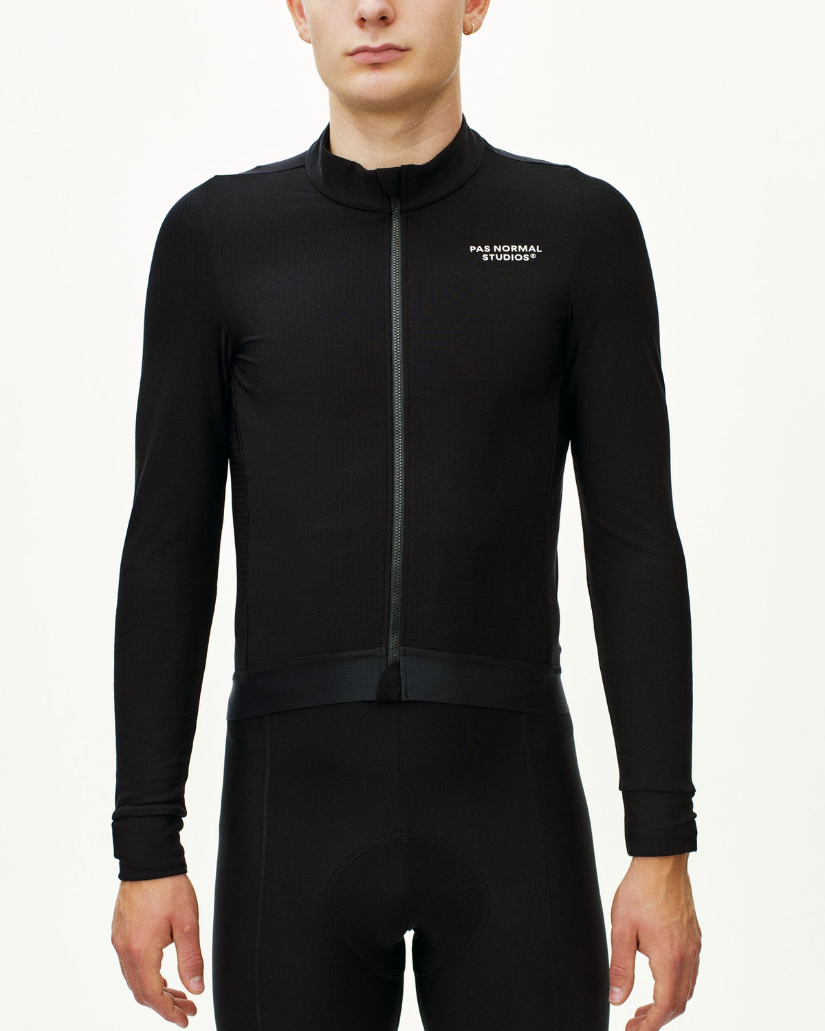 Maillot Largo Pas Normal Studios Essential en Black, vista frontal sobre ciclista #Color_Black
