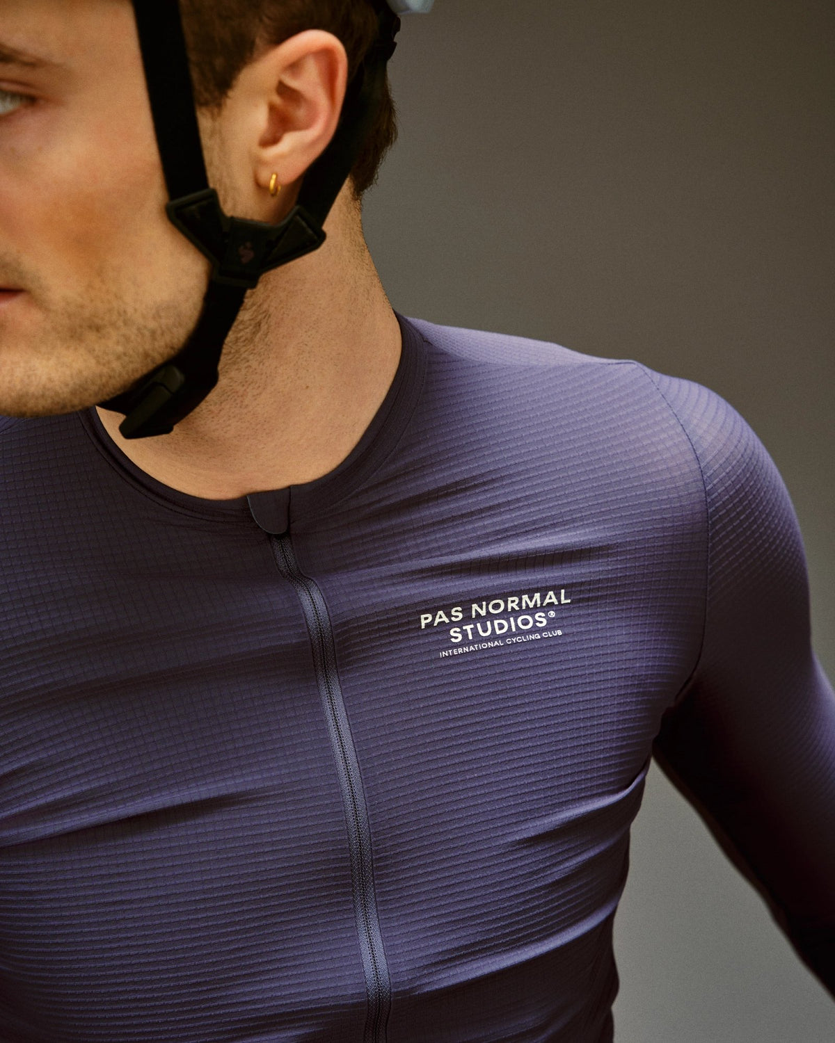 Maillot largo Pas Normal Studios Mechanism Pro en Iron Grey, detalle del tejido #Color_Iron Grey