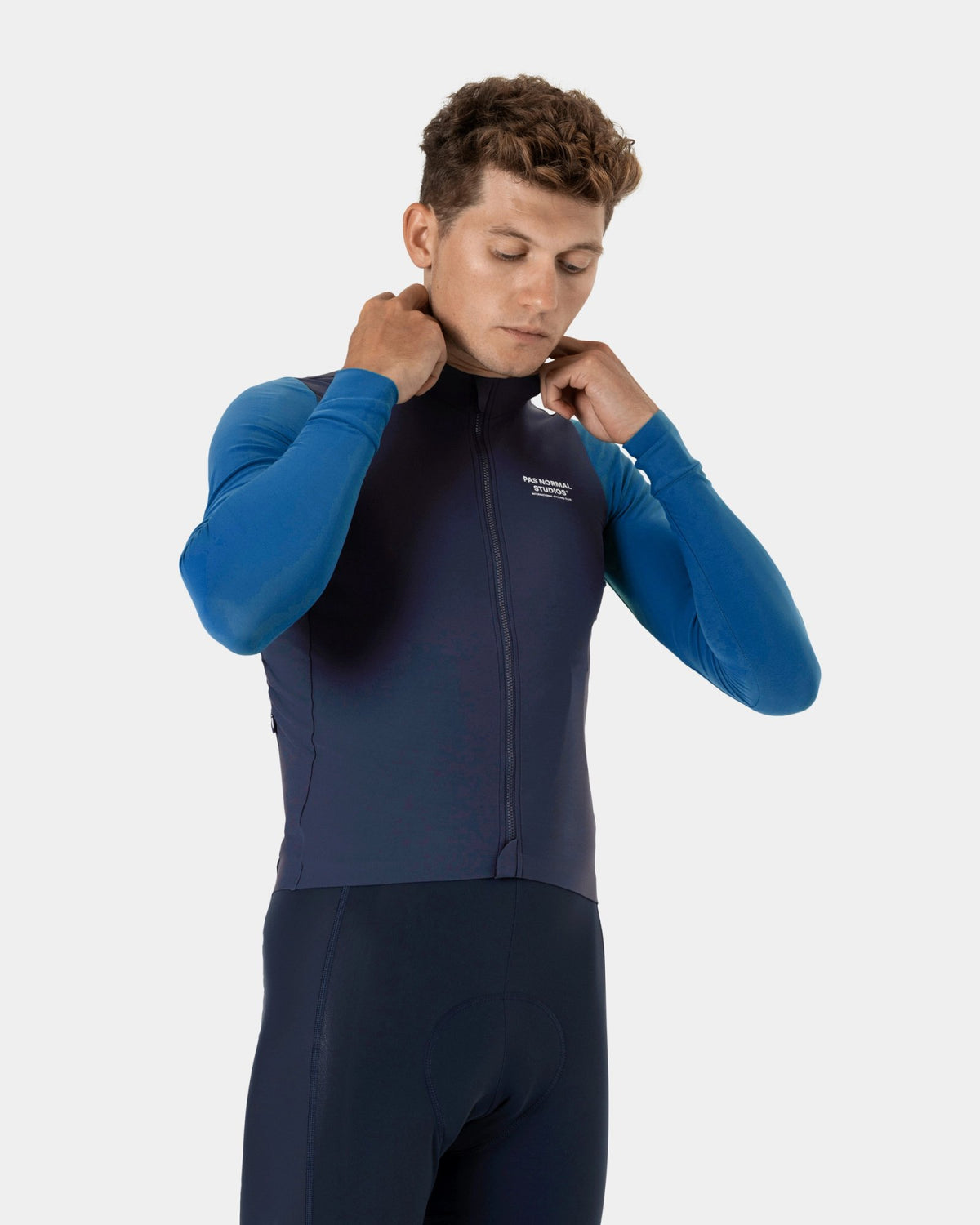 Maillot Largo Pas Normal Studios Mechanism en Dusty Navy, sobre ciclista #Color_Dusty Navy