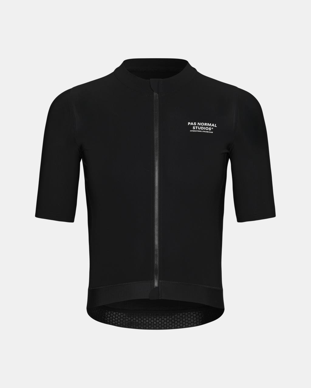 Maillot Corto Pas Normal Studios Essential en Black, producto plano sobre fondo #Color_Black