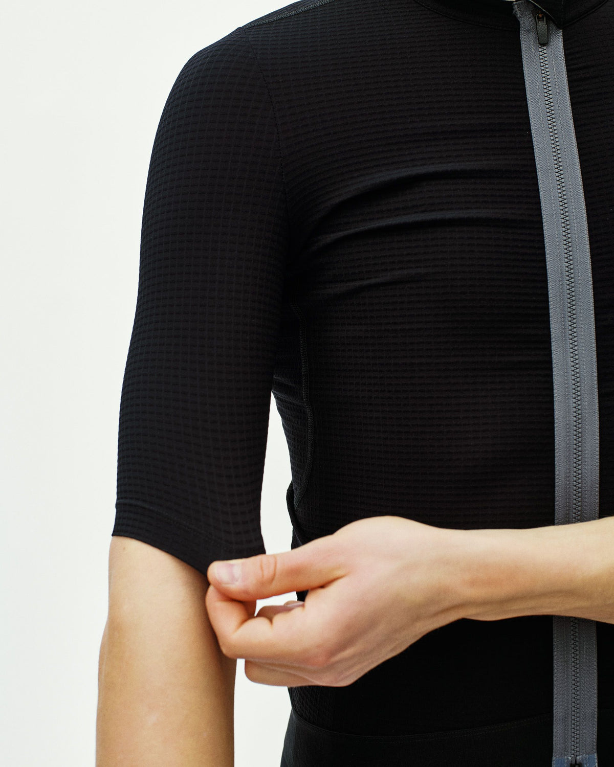 Maillot Corto Pas Normal Studios Escapism en Black, detalle del tejido sobre ciclista #Color_Black
