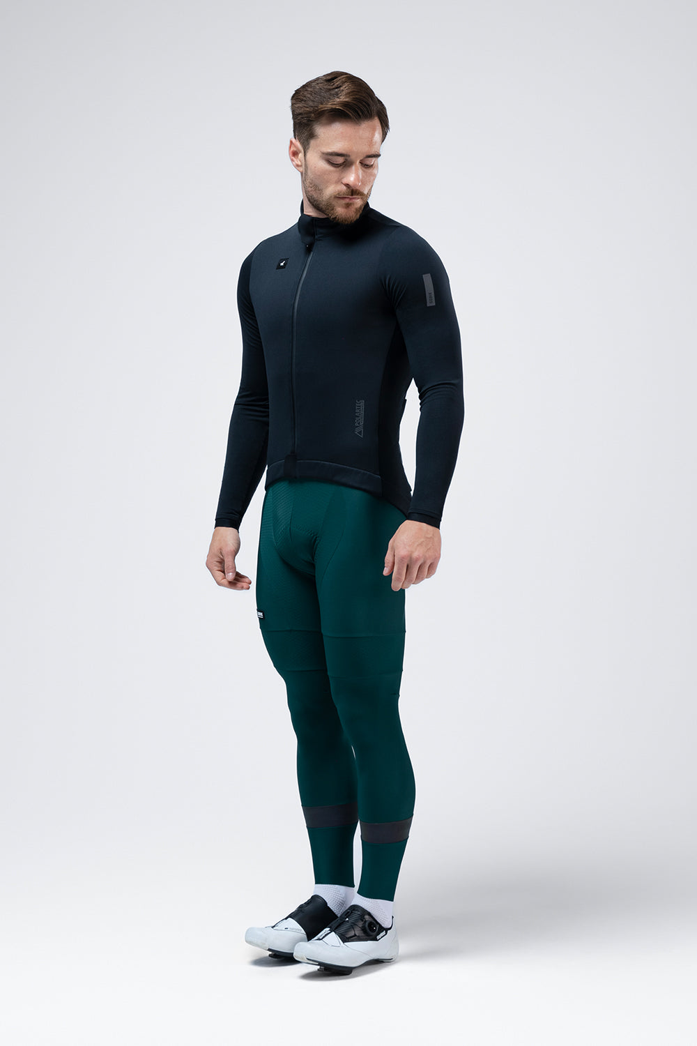 Chaqueta Gobik Skimo Solid en Ink Black, vista frontal sobre modelo #Color_Ink Black