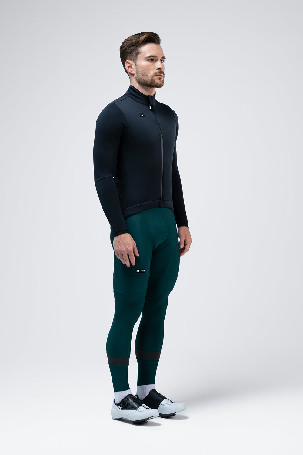 Chaqueta Gobik Skimo Solid en Ink Black, vista lateral sobre modelo #Color_Ink Black