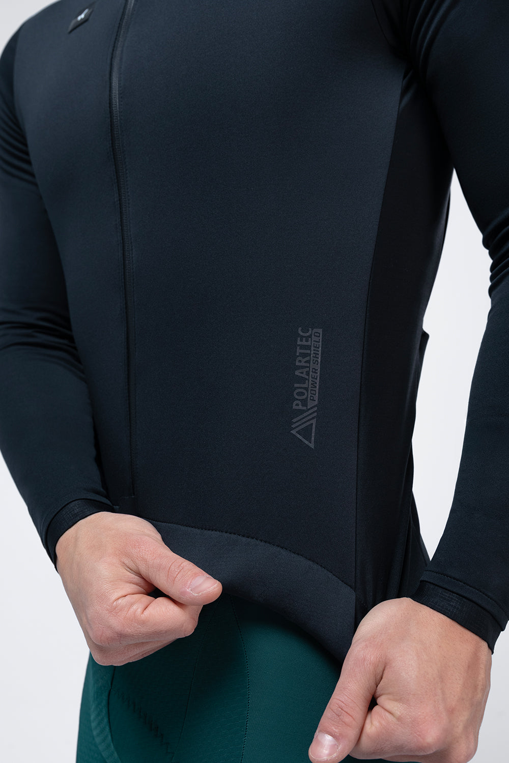 Chaqueta Gobik Skimo Solid en Ink Black, detalle del bajo y los puños minimalistas #Color_Ink Black