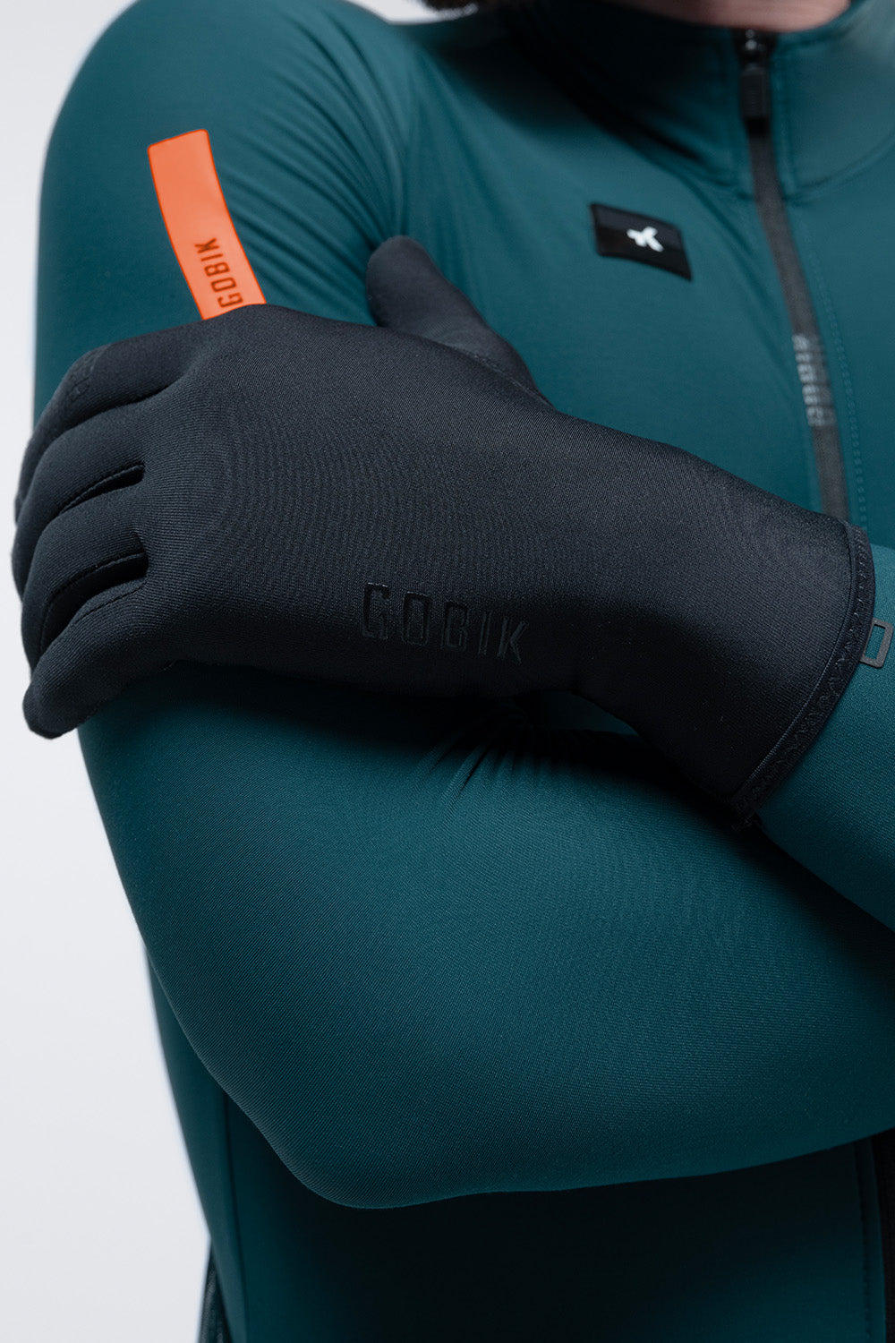 Guantes Gobik Finder 2.0 en True Black, detalle del puño del guante sobre el antebrazo del ciclista #Color_True Black