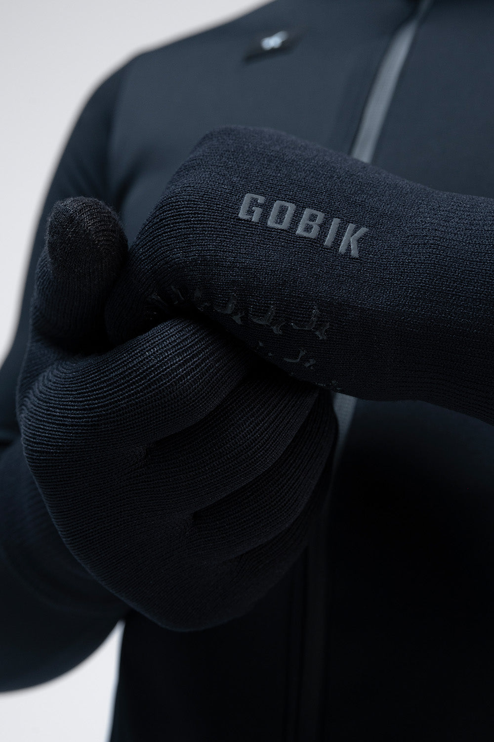 Guantes Gobik Hyperguard en True Black, detalle del dorso del guante con el logotipo reflectante Gobik #Color_True Black