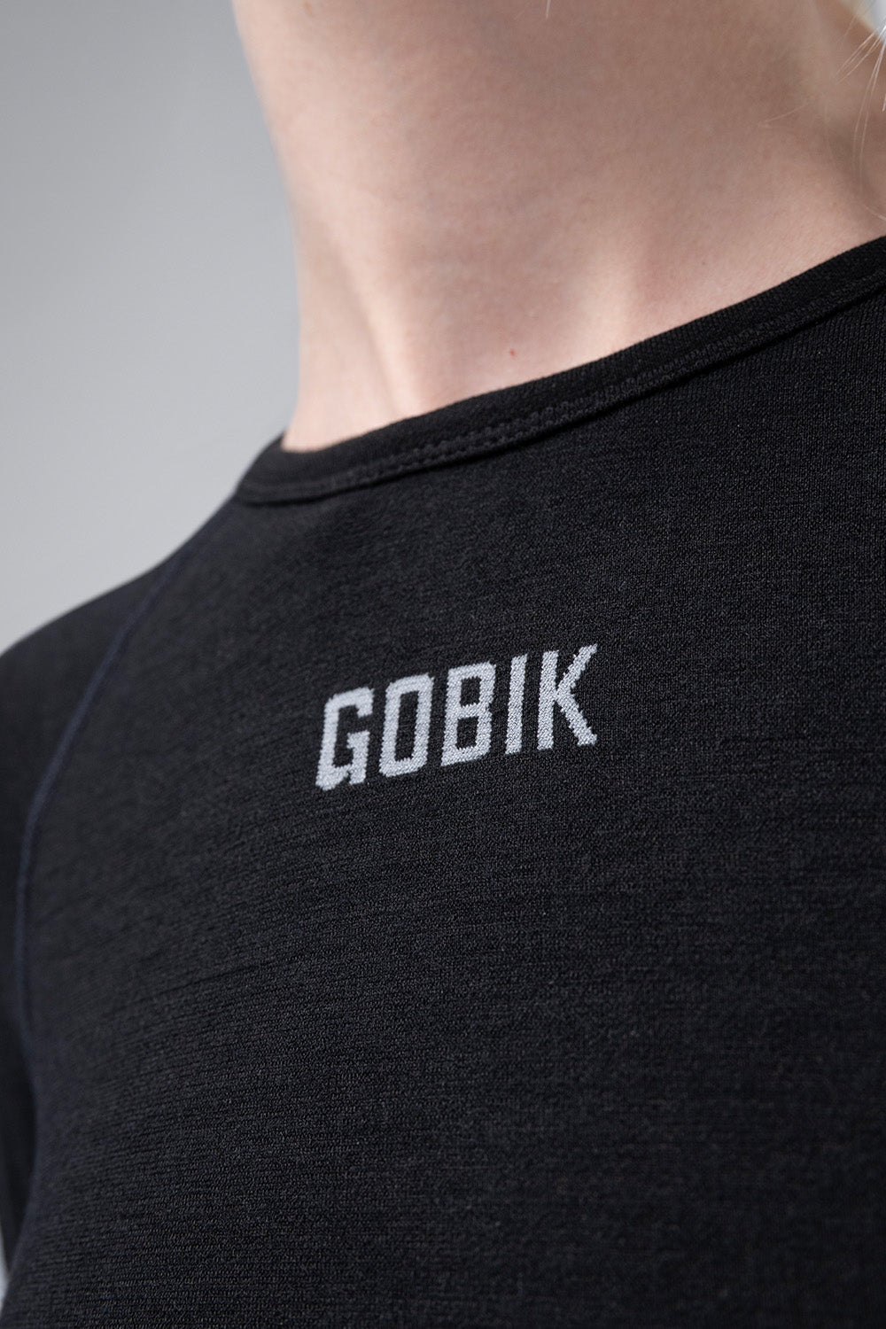 Camiseta Interior Manga Larga Mujer Gobik Winter Merino en Coal, detalle del cuello y del logotipo Gobik en el pecho #Color_Coal