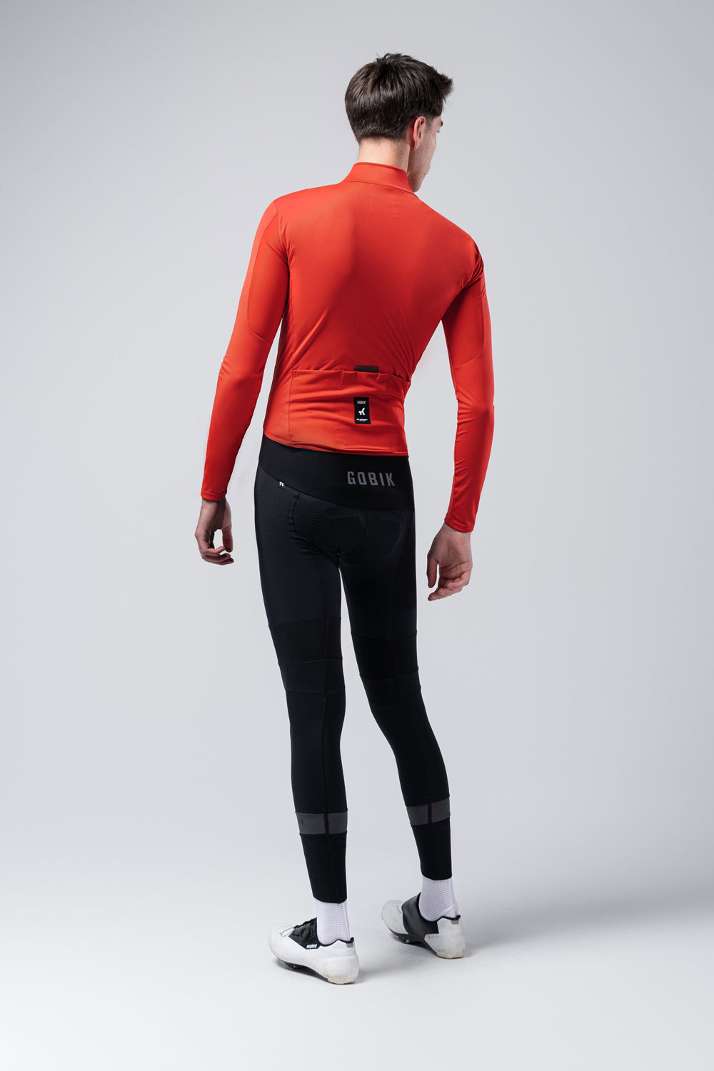 Chaqueta Gobik Envy 2.0 en Flame, vista trasera sobre modelo #Color_Flame