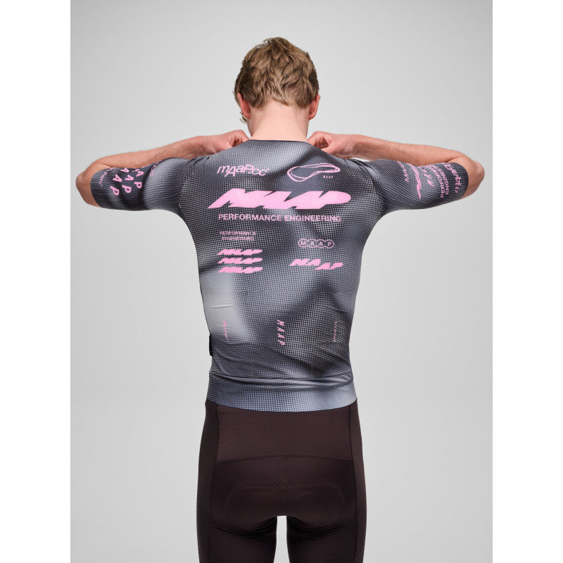 Maillot Corto Maap Pro Aero Jersey en Steel, modelo, vista trasera #Color_Steel