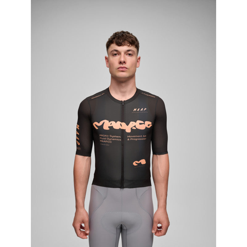 Maillot Corto Maap Strata Pro Air Jersey 3.0 en Choc, modelo, vista frontal #Color_Choc